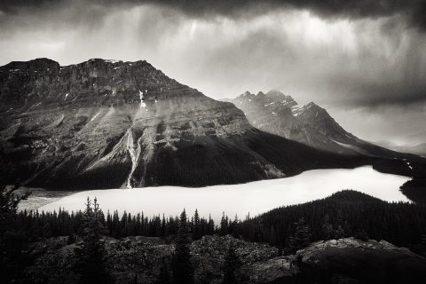 The Monochrome Mirror of Peaks